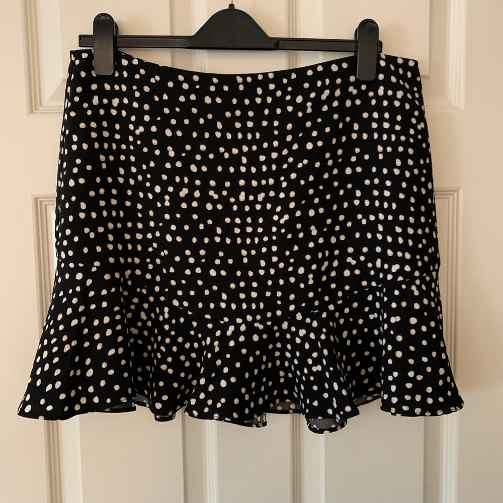 Banana ruffle skirt black white beige dot print